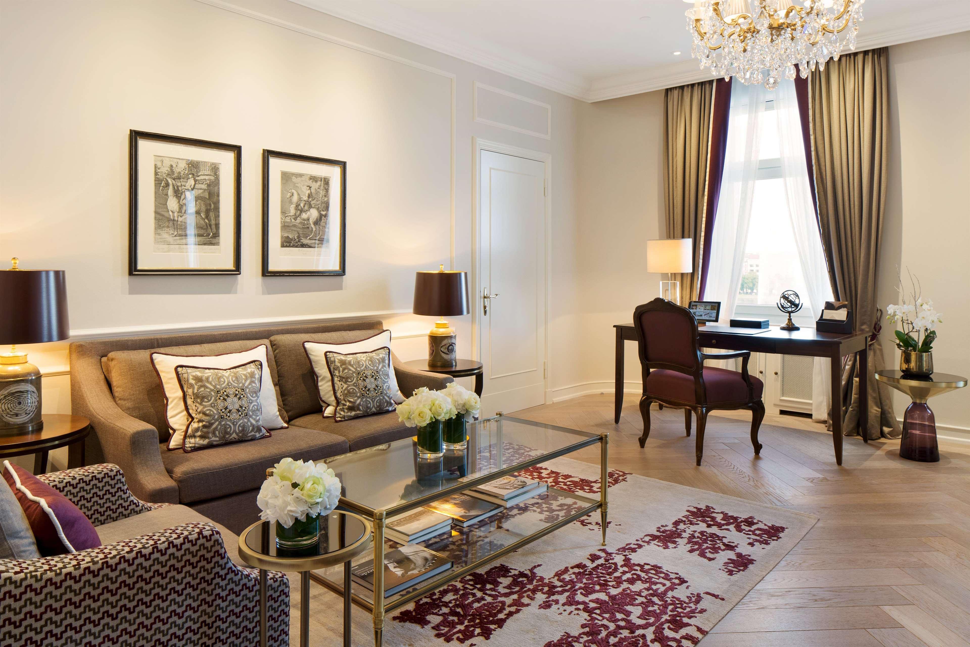 המבורג Fairmont Hotel Vier Jahreszeiten מראה חיצוני תמונה A suite at the Mandarin Oriental, Munich