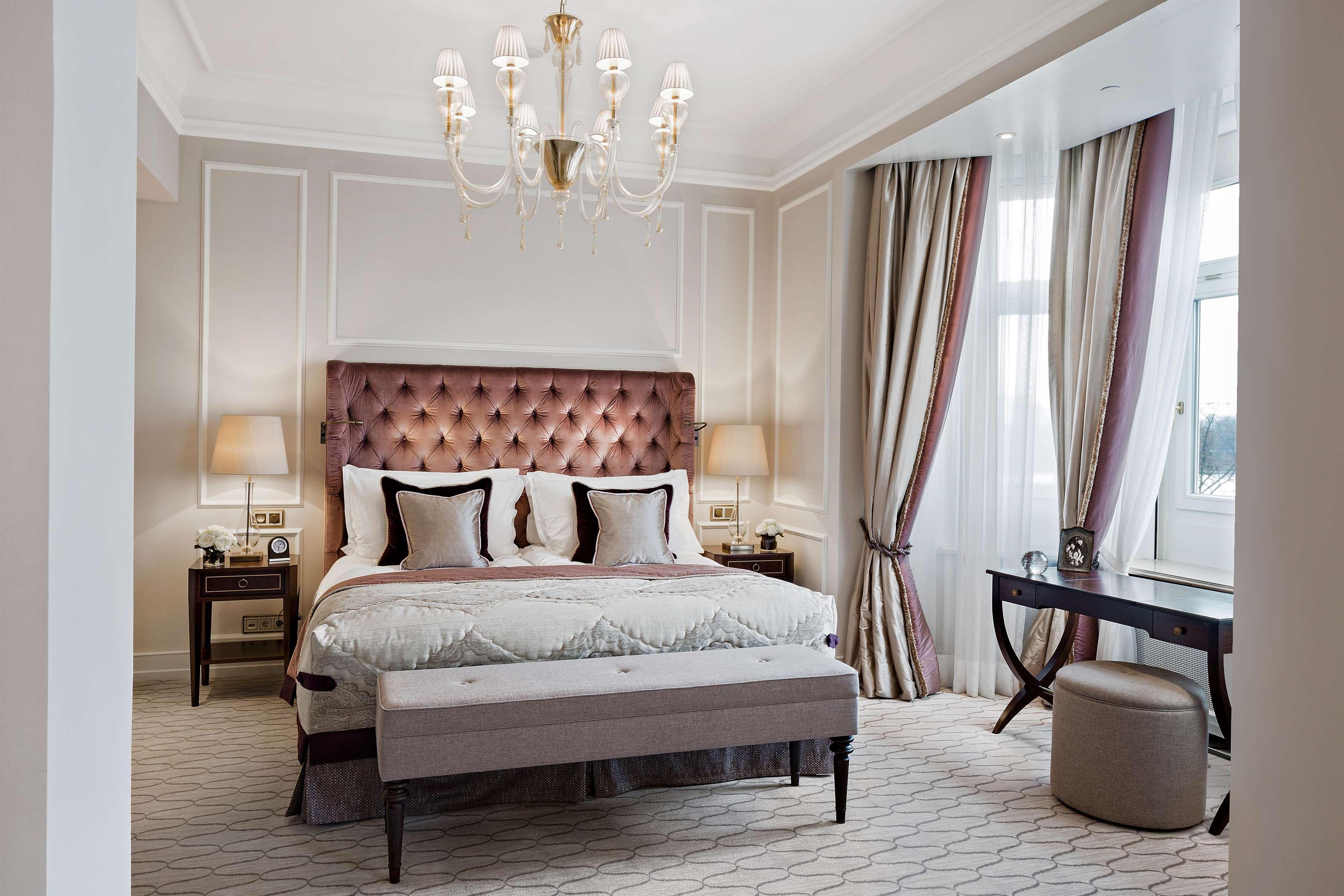 המבורג Fairmont Hotel Vier Jahreszeiten מראה חיצוני תמונה A bedroom at the Mandarin Oriental, Munich
