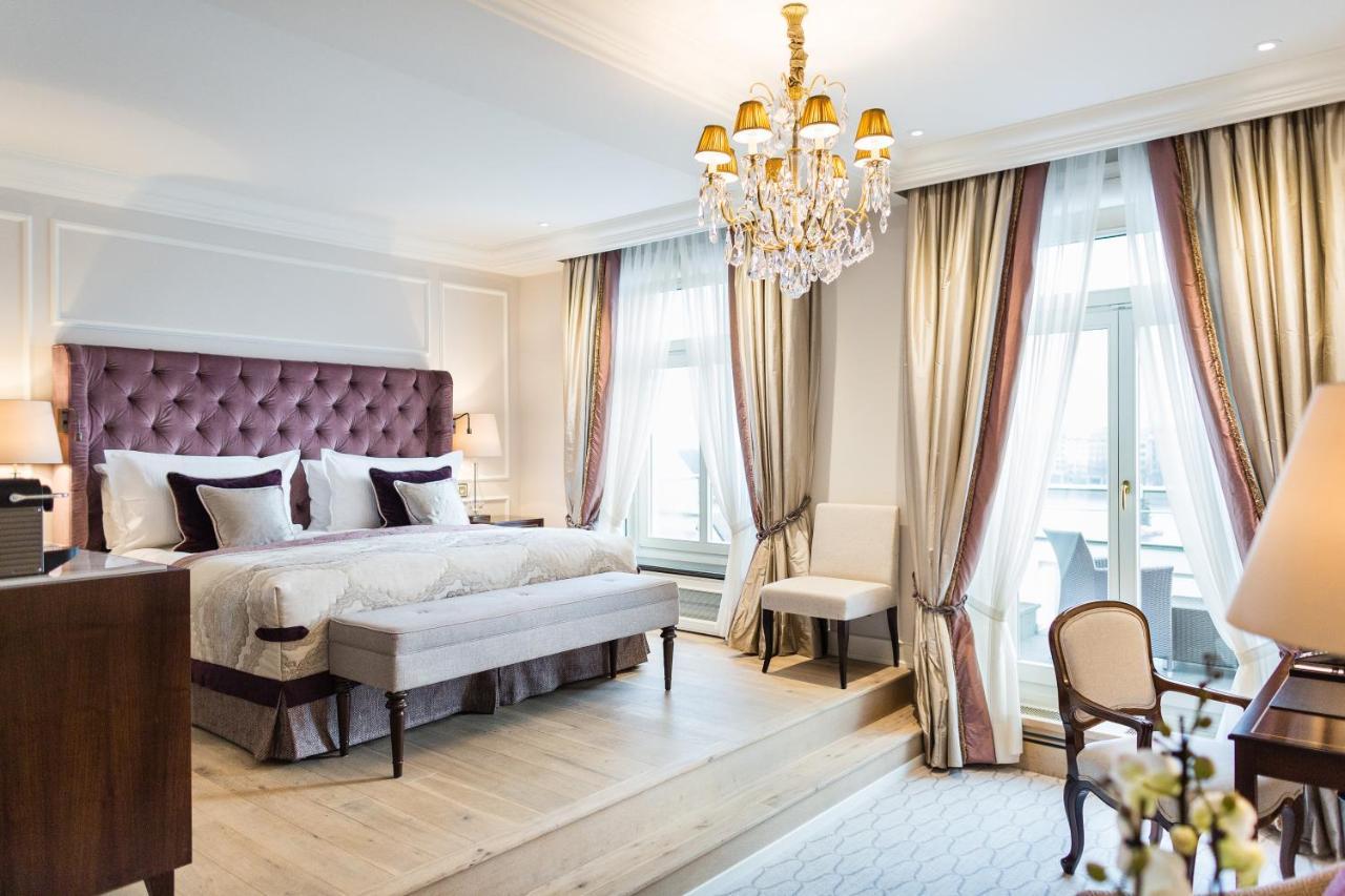 המבורג Fairmont Hotel Vier Jahreszeiten מראה חיצוני תמונה A bedroom at the Hotel de Crillon