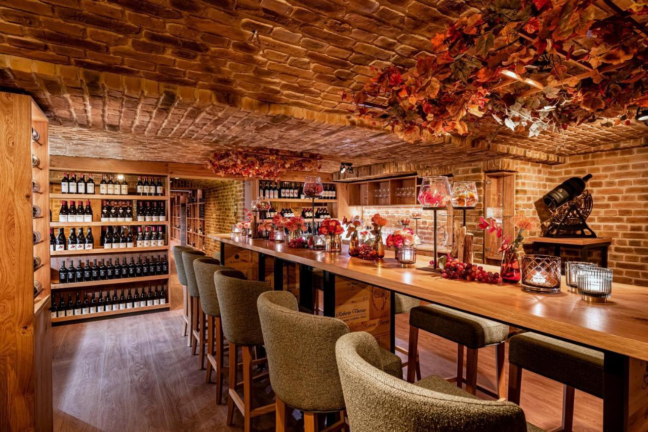 המבורג Fairmont Hotel Vier Jahreszeiten מראה חיצוני תמונה The Wine Bar