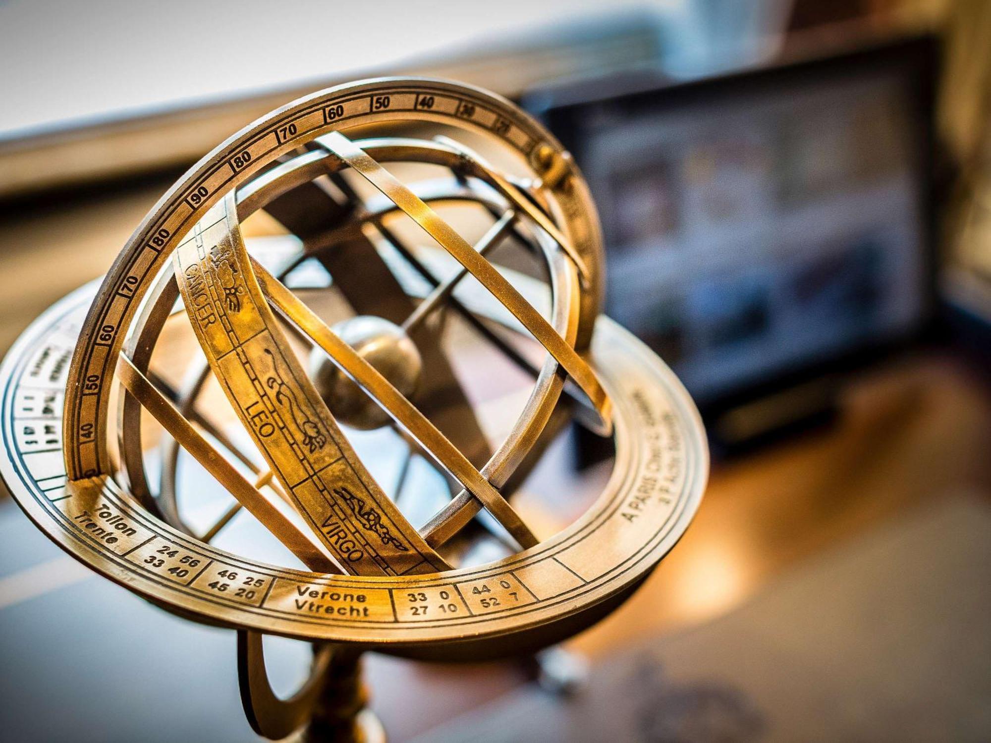המבורג Fairmont Hotel Vier Jahreszeiten מראה חיצוני תמונה An armillary sphere